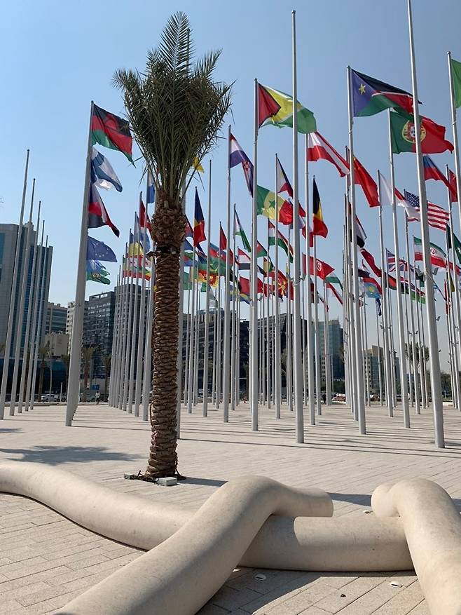 플래그 플라자에 설치된 '공공예술' 작품 (도하=연합뉴스) 김예나 기자 = 지난 25일(현지시간) 카타르 도하 플래그 플라자에 여성 작가 나즐라 알 자인의 '어스, 허, 힘'(Us, Her, Him) 작품이 설치돼 있다. 2022.10.27
yes@yna.co.kr