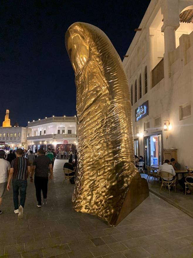 수크 와키프 시장의 '엄지손가락'     (도하=연합뉴스) 김예나 기자 = 지난 23일(현지시간) 카타르 도하의 시장인 수크 와키프(Souq Waqif)에 프랑스 조각가 세자르 발다치니의 유명 작품인 '엄지손가락'이 설치돼 있다. 2022.10.27
    yes@yna.co.kr