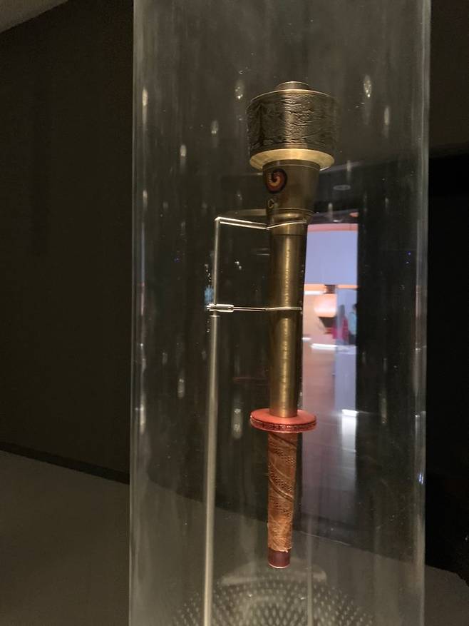 1988년 서울 올림픽에서 쓰인 성화봉      (도하=연합뉴스) 김예나 기자 = 지난 23일(현지시간) 카타르 도하의 '3-2-1 카타르 올림픽 및 스포츠 박물관'에 1988년 서울 올림픽에서 쓰인 성화봉이 전시돼 있다. 2022.10.27 
    yes@yna.co.kr