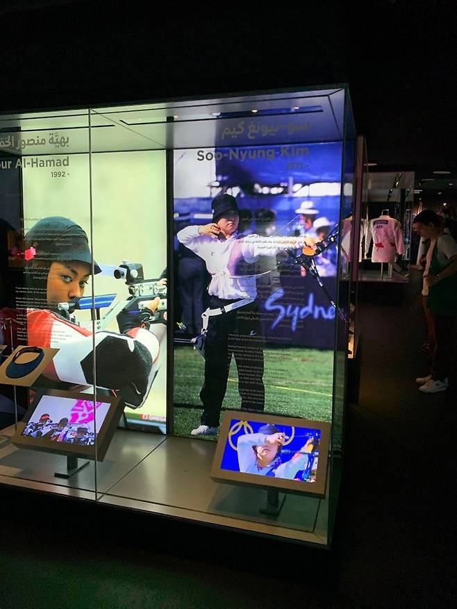 '신궁' 김수녕의 모습      (도하=연합뉴스) 김예나 기자 = 지난 23일(현지시간) 카타르 도하의 '3-2-1 카타르 올림픽 및 스포츠 박물관'에 '신궁' 김수녕의 모습을 담은 사진·영상이 전시돼 있다. 박물관 측은 추후 김수녕 관련 물품을 받을 예정이라고 전했다. 2022.10.27
    yes@yna.co.kr