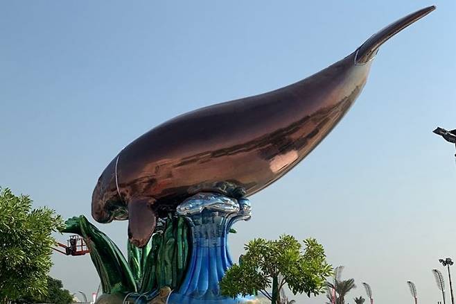 제프 쿤스의 '듀공' (도하=연합뉴스) 김예나 기자 = 지난 25일(현지시간) 카타르 도하 시내 알 마라 공원 인근에 유명 현대 예술가 제프 쿤스의 '듀공'(Dugong) 작품이 설치돼 있다. 2022.10.27
yes@yna.co.kr