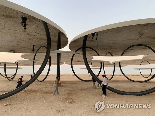 사막 위에 설치된 올라퍼 엘리아슨 작품 (도하=연합뉴스) 김예나 기자 = 지난 24일(현지시간) 카타르 도하에서 100㎞ 정도 떨어진 북부 사막에 설치된 세계적 아티스트 올라퍼 엘리아슨의 작품 '섀도즈 트래블링 온 더 시 오브 더 데이'(Shadows travelling on the sea of the day). 2022.10.28 yes@yna.co.kr