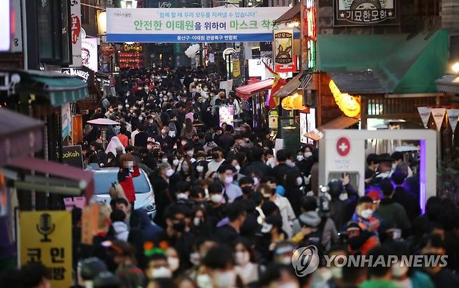 지난해 이태원 핼러윈 인파 [연합뉴스 자료사진] 지난해 핼러윈 데이(10월 31일)에 서울 용산구 이태원 거리에서 시민들이 코로나19 방역 게이트를 지나고 있다. 2021.10.31 photo@yna.co.kr