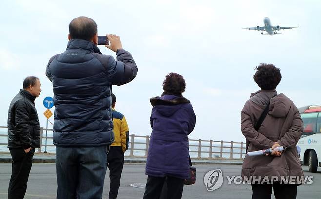 제주공항 소음 확인하는 제2공항 예정지 주민들 [연합뉴스 자료 사진]