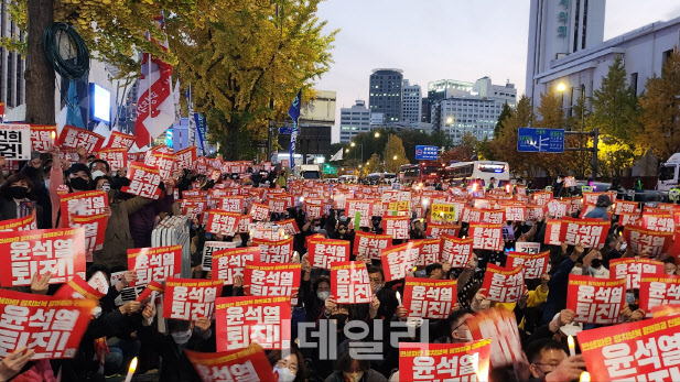 29일 오후 촛불승리전환행동(촛불행동)이 서울 중구 청계광장 인근에서 대규모 집회를 진행하고 있다.(사진=이용성 기자)