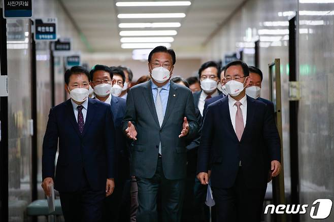 성일종 국민의힘 정책위의장(앞줄 왼쪽부터)과 정진석 비상대책위원장, 주호영 원내대표가 27일 오전 서울 여의도 국회에서 열린 비대위원회의에 입장하고 있다. 2022.10.27/뉴스1 ⓒ News1 안은나 기자