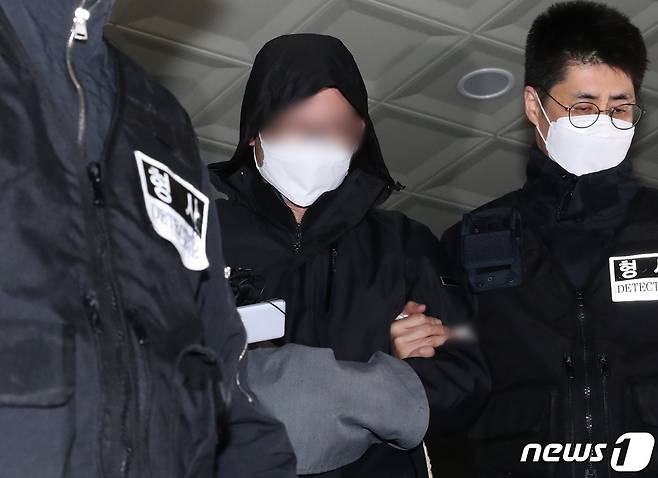 아내와 두 아들을 살해한 혐의를 받아 긴급체포된 40대 A씨가 26일 오후 경기 광명시 철산동 광명경찰서에서 나와 유치장으로 압송되고 있다.  2022.10.26/뉴스1 ⓒ News1 김영운 기자