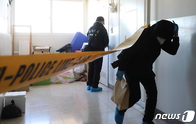 26일 오전 경기 광명시의 한 아파트에서 경찰 과학수사대가 현장 감식 중 밖으로 나오고 있다. 2022.10.26/뉴스1 ⓒ News1 김영운 기자