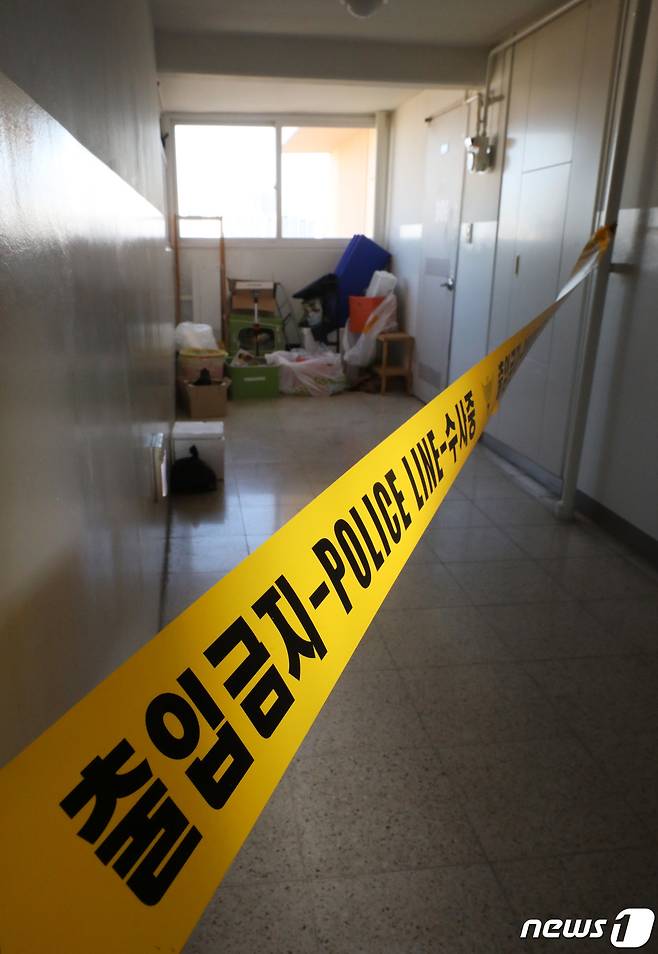 26일 오전 경기 광명시의 한 아파트에 폴리스라인이 쳐져 있다.2022.10.26/뉴스1 ⓒ News1 김영운 기자