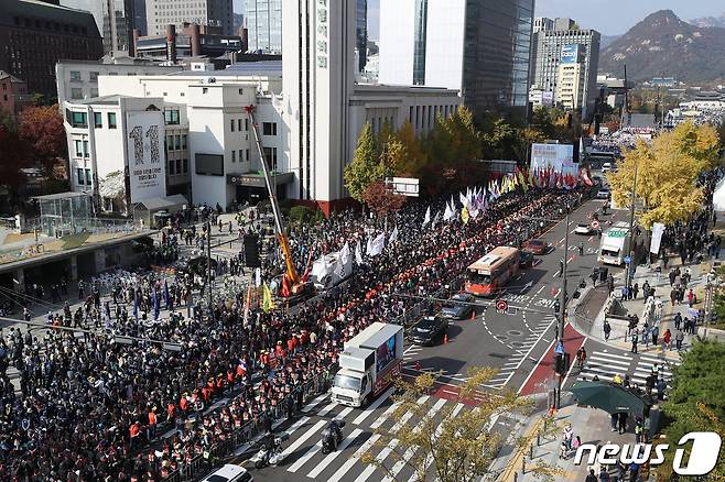 민주노총·한국노총 등 진보단체 관계자들이 29일 오후 서울 종로구 세종대로 일대에서 대규모 집회를 하고 있다. 2022.10.29/뉴스1 ⓒ News1 민경석 기자