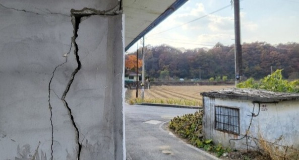 29일 규모 4.1의 지진이 발생한 충북 괴산군 장연면 장암리 한 주택 담벼락. 사진=연합뉴스