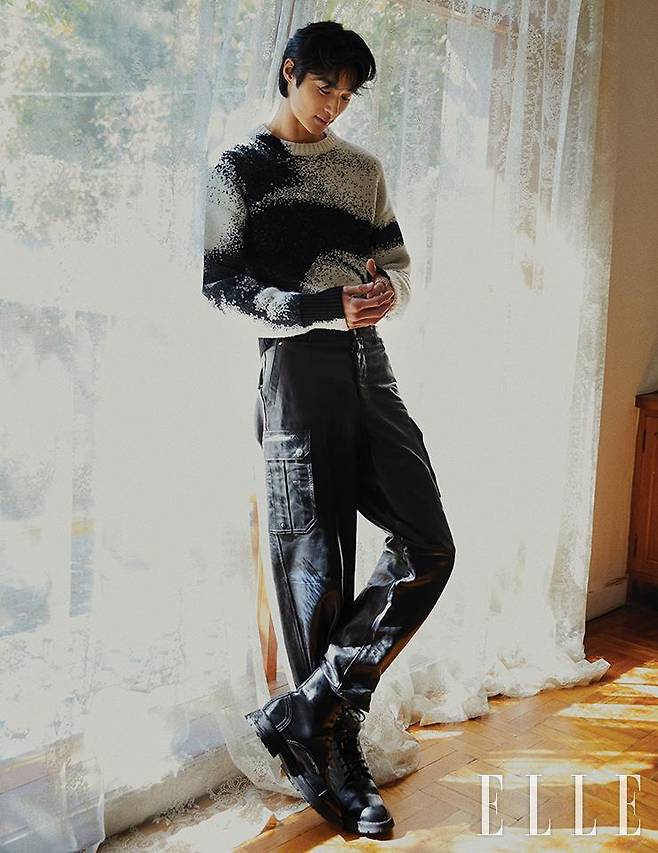 변우석이 입은 스웨터와 팬츠, 부츠는 모두 Alexander McQueen. 링은 Chrome Hearts.