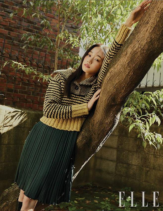노윤서가 입은 니트와 드레스는 모두 Bottega Veneta.