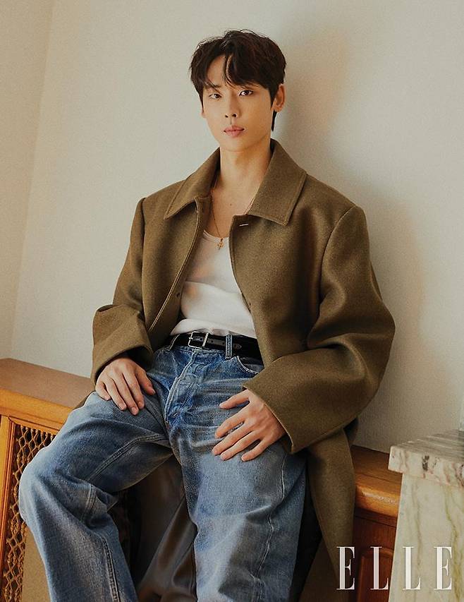 박정우가 입은 코트는 Recto. 슬리브리스 톱은 Bottega Veneta. 팬츠는 Celine. 네크리스와 벨트는 Dolce & Gabbana.