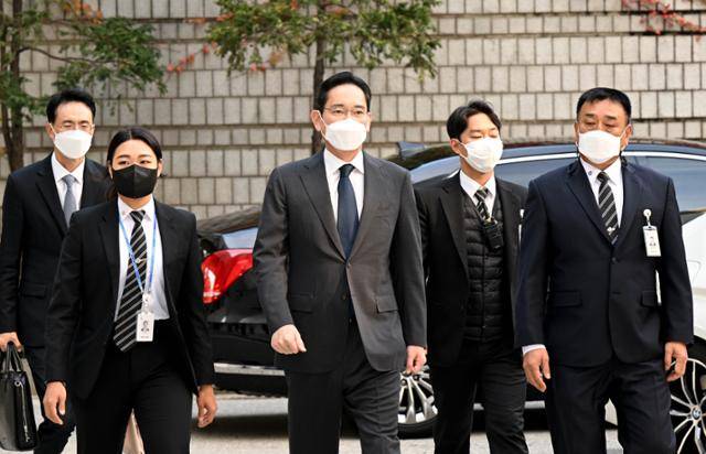 27일 이재용 삼성전자 회장이 서울 서초동 서울중앙지방법원에 출석 하면서 법원의 신변보호 조치에 따라 법원 보안관리대원들의 경호를 받고 있다. 왕태석 선임기자