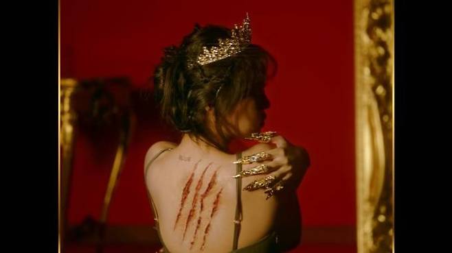 ‘라이언(LION)’ 뮤직비디오 중 한 장면