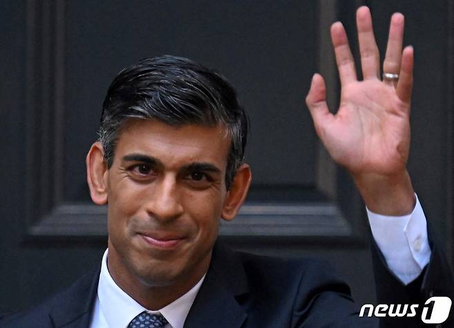 (런던 AFP=뉴스1) 우동명 기자 = 42세 인도계 리시 수낵 영국 총리 내정자가 24일(현지시간) 런던 보수당 당사를 나오면서 손을 흔들고 있다.   ⓒ AFP=뉴스1  Copyright (C) 뉴스1. All rights reserved. 무단 전재 및 재배포 금지.