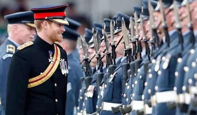 영국 왕실의 해리 왕자(왼쪽 2번째)가 해병대 명예 총사령관 제복을 입고 군대 의식을 주관하는 모습. 게티이미지 제공