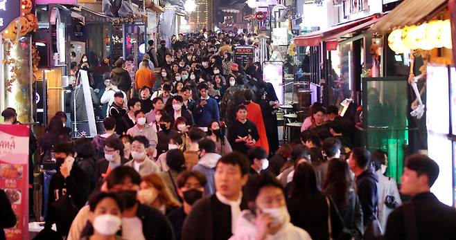 3년 만에 거리두기 없는 핼러윈 축제가 시작된 28일 오후 서울 용산구 이태원 거리가 인파로 북적이고 있다. 뉴스1