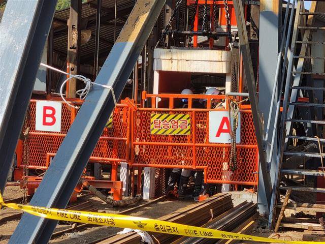 26일 오후 6시쯤 경북 봉화군 소천면 서천리에 위치한 아연 광산에서 작업 중이던 50대와 60대 광부 2명이 쏟아진 뻘에 고립된 가운데 29일 현재까지 구조작업이 진행되고 있다. 2022.10.27 봉화군 제공 뉴스1