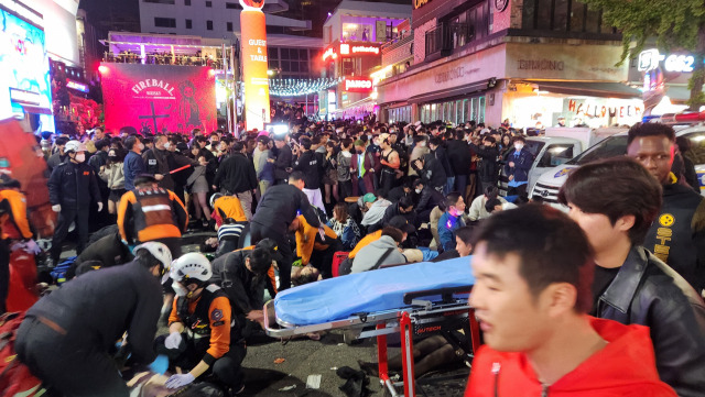 29일 서울 용산 이태원 거리에 핼러윈 축제를 즐기로 나온 인파로 인해 압사사고가 발생했다. 강동헌 기자