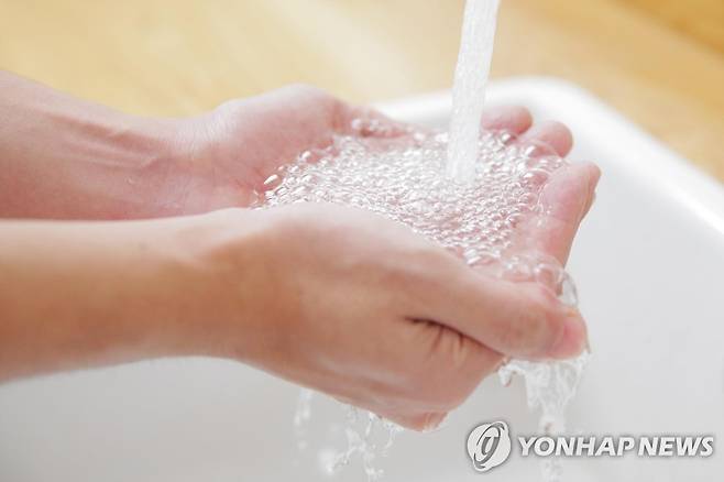 수돗물 사용 [연합뉴스 자료사진] ※ 이 사진은 기사 이해를 돕기 위한 자료로, 해당 기사에 포함된 진해구 가정집과는 무관합니다.