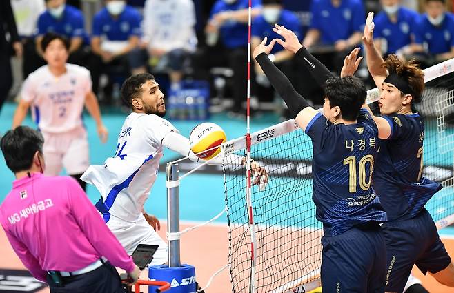 삼성화재 외국인 선수 아흐메드 이크바이리의 공격을 가로막는 우리카드 나경복 [KOVO 제공. 재판매 및 DB 금지]