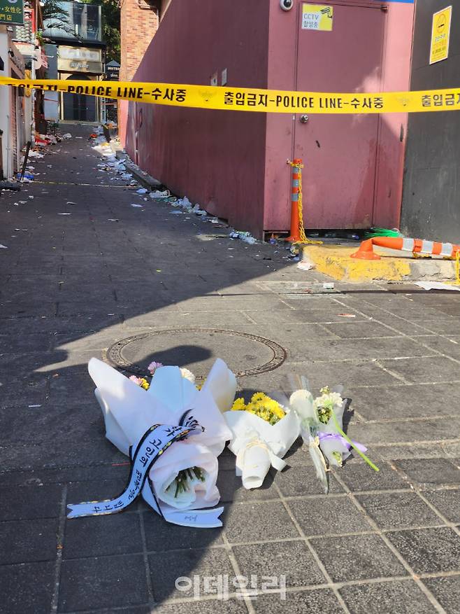 30일 오후 서울 용산구 이태원동 ‘핼러윈 인파’ 압사 사고 현장에 국화가 놓여져 있다.(사진=황병서 기자)