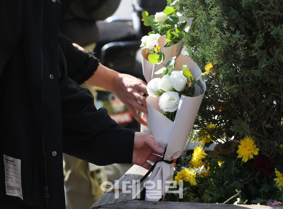 30일 오후 서울 용산구 이태원에서 시민들이 압사 사고 현장 인근에 추모 꽃을 놓고 있다. (사진=노진환 기자)