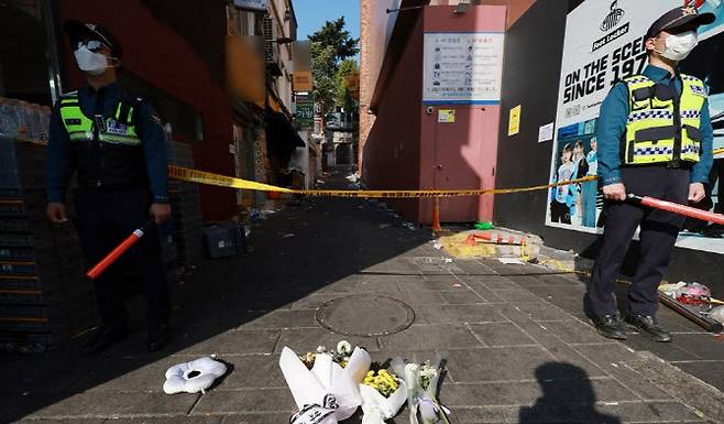 30일 서울 용산구 이태원동 ‘핼러윈 인파’ 압사 사고 현장 골목 앞에 희생자들을 추모하는 꽃다발이 놓여 있다.(사진=연합뉴스)