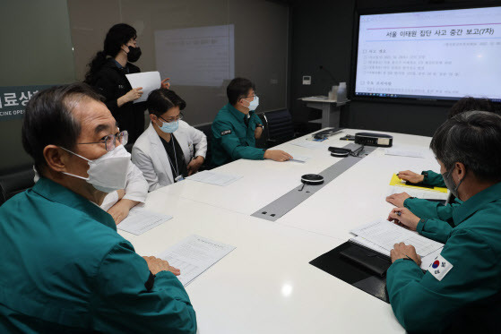 한덕수 국무총리가 30일 ‘이태원 압사 참사’ 관련 사상자들이 이송된 서울 중구 국립중앙의료원 상황실을 방문해 대처상황을 보고 받고 있다.(사진=연합뉴스)