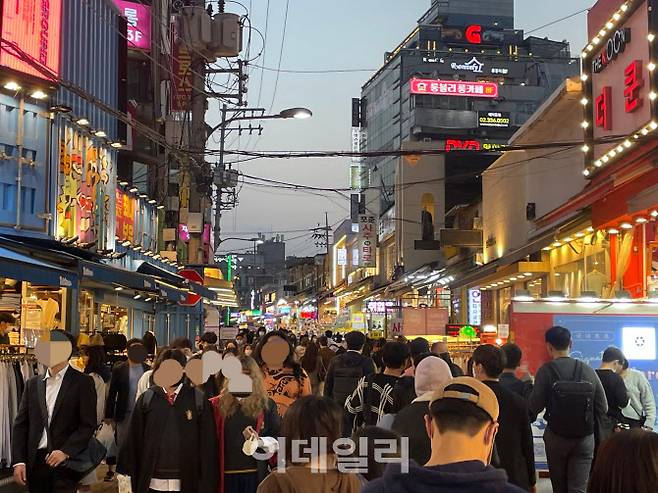 30일 저녁 서울 마포구 홍대거리에 핼러윈 데이를 즐기러 나온 사람들로 가득하다.(사진=이상원 기자)