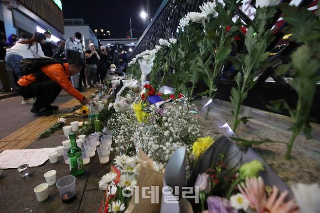 이태원동 해밀톤호텔 인근에서 발생한 압사로 153명 사망자가 발생한 30일 오후 서울 용산구 이태원역에서 시민들이 추모하고 있다. (사진=이영훈 기자)