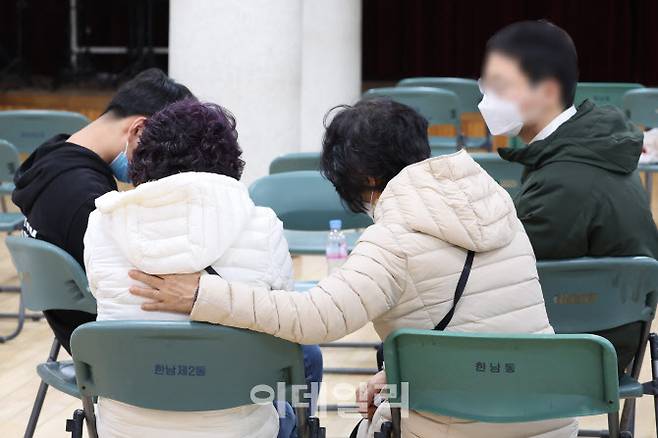 이태원동 해밀톤호텔 인근에서 발생한 압사로 오전 10시 기준 151명 사망자가 발생한 30일 오전 서울 용산구 한남동주민센터에서 사고 관련 실종자 접수를 마친 가족과 관계자들이 대기하고 있다.(사진=이영훈 기자)