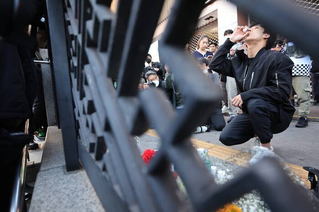 30일 서울 용산구 이태원 참사 사고 인근에서 시민들이 사망 피해자들을 추모하고 있다. [사진=뉴스1]