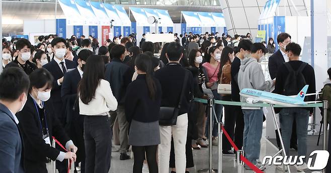 27일 오전 인천국제공항 1터미널 교통센터에서 열린 '2022 항공산업 JOB FAIR' 취업박람회에서 구직자들이 채용상담을 받기 위해 기다리고 있다. 2022.10.27/뉴스1 ⓒ News1 임세영 기자