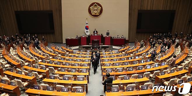 윤석열 대통령이 25일 오전 국회 본회의장에서 내년도 정부 예산안에 대한 시정연설을 마친 뒤 텅빈 더불어민주당 의원석 사이를 지나 밖으로 향하고 있다. (공동취재) 2022.10.25/뉴스1 ⓒ News1 허경 기자