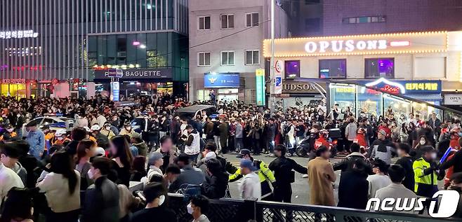 29일 밤 서울 용산구 이태원 한복판에서 심정지 환자가 대규모로 발생했다.사진은 20일 사고가 발생한 서울 용산구 이태원 사고현장 인근에 어수선한 모습으로 모여있는 시민들의 모습. 2022.10.30/뉴스1 ⓒ News1 김예원 기자