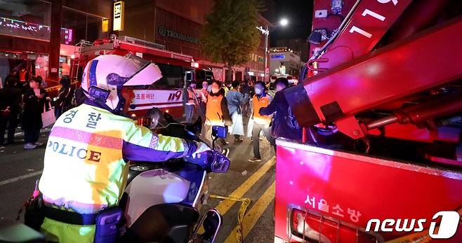 29일 밤 서울 용산구 이태원 한복판에서 심정지 환자가 대규모로 발생했다. 사진은 20일 사고가 발생한 서울 용산구 이태원 사고현장에서 경찰 및 소방구급 대원들이 현장을 수습하고 있는 모습. 2022.10.30/뉴스1 ⓒ News1 장수영 기자