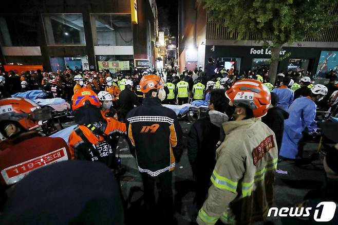 30일 새벽 서울 용산구 이태원 일대에서 의료진과 구급대원들이 압사 사고가 발생한 지역을 수습하고 있다. 소방당국은 핼러윈 데이를 맞아 이태원에 인파가 몰리명서 압사 사고가 발생한 것으로 추정하고 있다.2022.10.30/뉴스1 ⓒ News1 민경석 기자