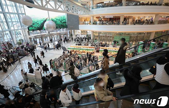 서울의 한 쇼핑몰에서 시민들이 쇼핑을 하고 있다. (사진은 기사 내용과 무관함) / 뉴스1 ⓒ News1