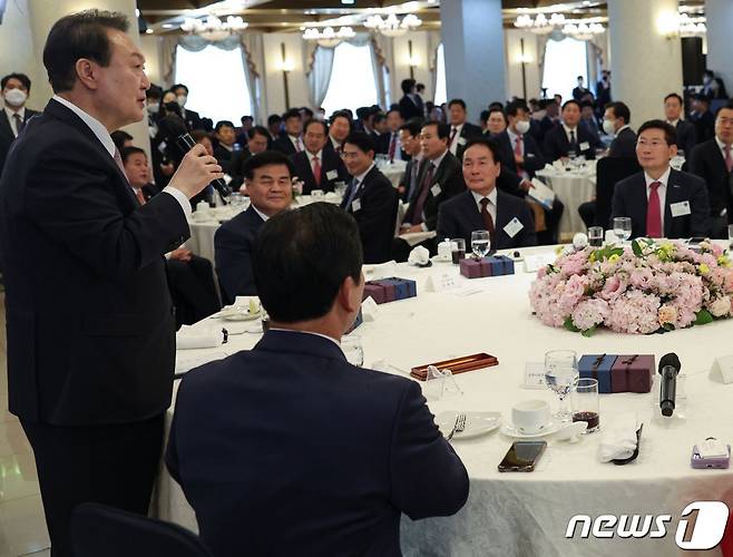 이상일 용인시장이 윤석열 대통령과의 간담회에서 5차 국가철도망 계획 수립 시기 앞당겨 줄 것을 요청했다.(용인시 제공)