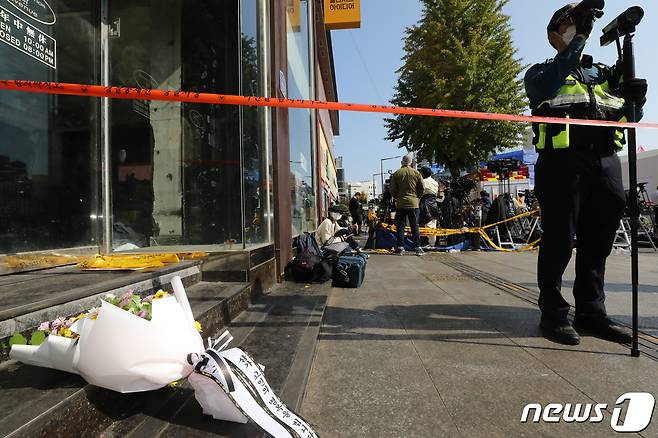 30일 오후 서울 용산구 이태원 압사 사고 현장 인근에 한 시민이 두고 간 꽃이 놓여져 있다. 이태원 압사사고로 발생한 인명피해는 이날 현재 사망 151명, 중상 19명, 경상 63명이다. 2022.10.30/뉴스1 ⓒ News1 임세영 기자