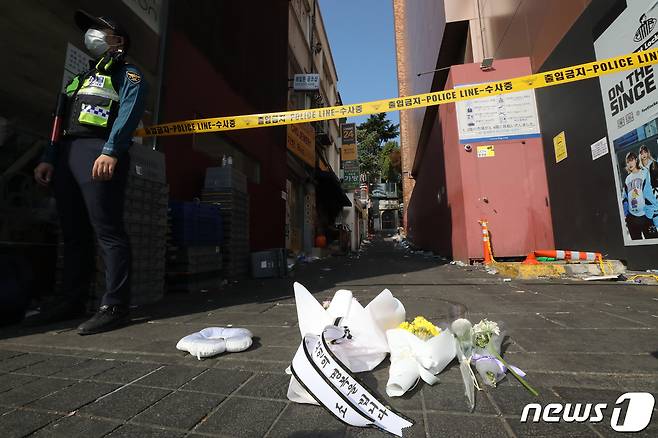 30일 오후 서울 용산구 이태원 압사 사고 현장 인근에 한 시민이 두고 간 꽃이 놓여져 있다2022.10.30/뉴스1 ⓒ News1 임세영 기자