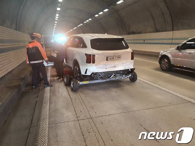 30일 오후 1시30분쯤 충북 보은군 당진영덕고속도로 청주방향 수리터널에서 차량 6대가 연쇄 추돌해 운전자 등 7명이 경상을 입었다.(보은소방서 제공)2022.10.30/뉴스1