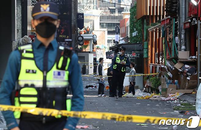 30일 오후 서울 용산구 이태원 압사 사고 현장에서 경찰 관계자들이 현장조사를 하고 있다.  2022.10.30/뉴스1 ⓒ News1 임세영 기자