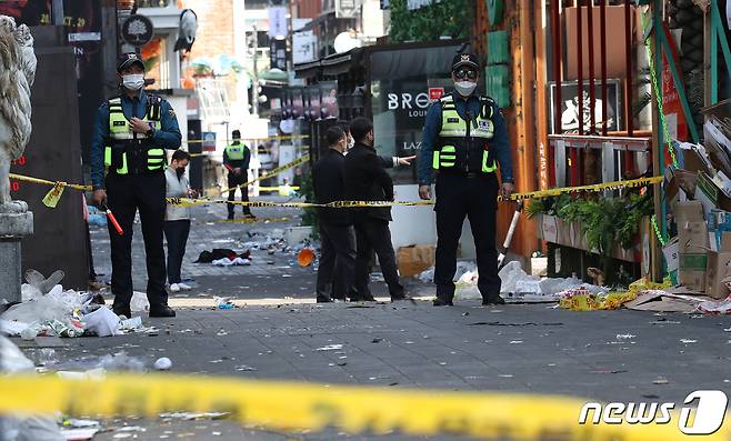 30일 오후 서울 용산구 이태원 압사 사고 현장에서 경찰 관계자들이 현장조사를 하고 있다. 이태원 압사사고로 발생한 인명피해는 이날 현재 사망 151명, 중상 19명, 경상 63명이다. 2022.10.30/뉴스1 ⓒ News1 임세영 기자