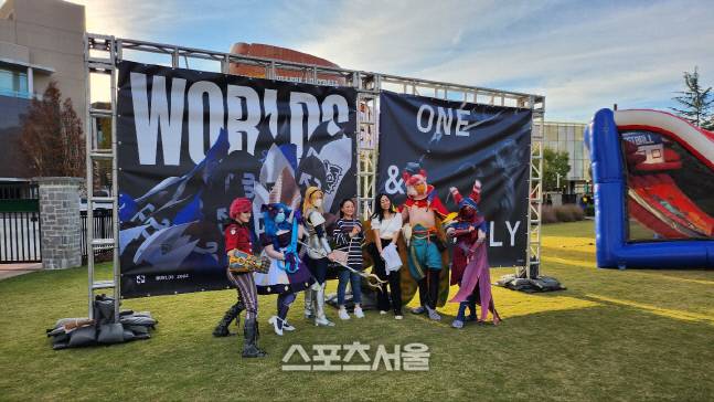 지난 29일 미국 조지아주 애틀랜타 센테니얼 올림픽공원에서 열린 테일게이트 행사에 참석한 팬들이 코스플레이를 한 이들과 함께 기념촬영을 하고 있다. &nbsp;애틀랜타=김민규 기자 kmg@sportsseoul.com