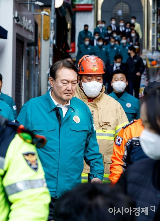 할로윈을 앞두고 이태원 일대에 대형 압사 참사가 발생한 30일 서울 용산구 이태원 일대를 찾은 윤석열 대통령이 현장을 둘러보고 있다./강진형 기자aymsdream@