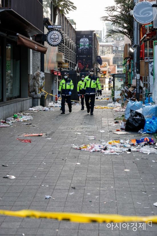 할로윈을 앞두고 이태원 일대에 대형 압사 참사가 발생한 30일 서울 용산구 이태원 일대에서 경찰병력이 현장을 통제하고 분주히 움직이고 있다./강진형 기자aymsdream@